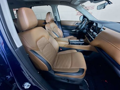 Certified 2025 Nissan Pathfinder Platinum AWD/4WD image 36
