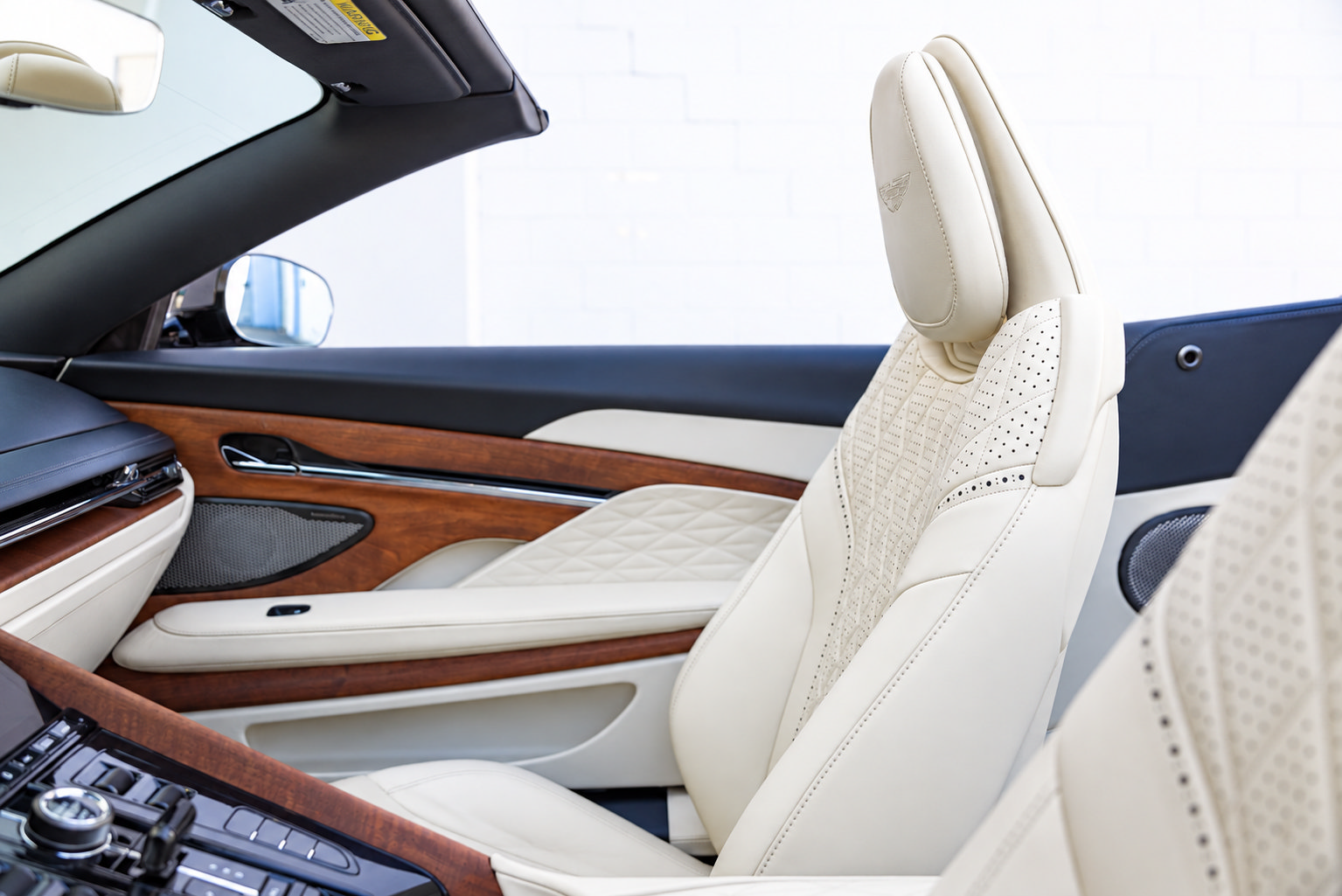 Used 2024 Aston Martin DB12 Convertible RWD image 15