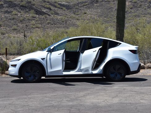 Used 2026 Tesla Model Y 2WD image 7