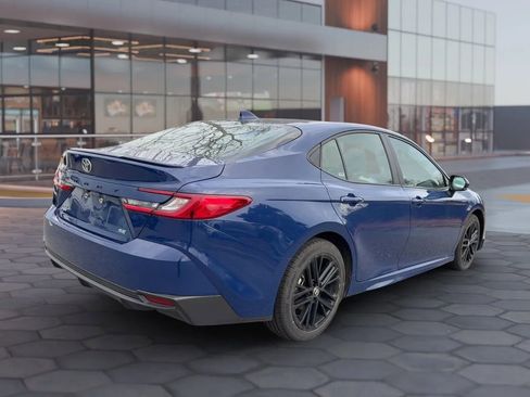 Used 2025 Toyota Camry SE image 6