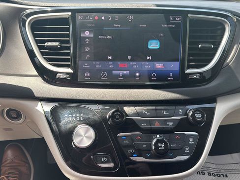 Used 2024 Chrysler Pacifica Touring-L FWD image 13