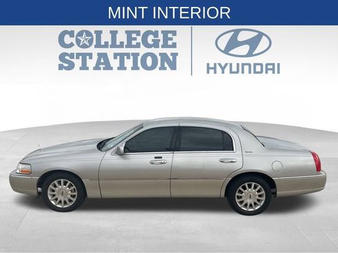 Used 2007 Lincoln Town Car Signature image 7