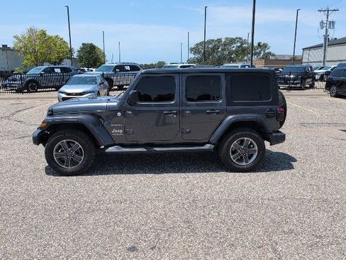 Used 2018 Jeep Wrangler Unlimited Sahara AWD/4WD image 2