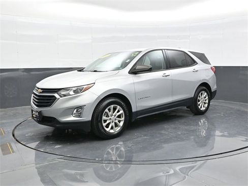 Used 2019 Chevrolet Equinox LS w/ LS Convenience Package image 3