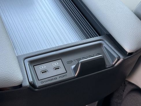 New 2026 Toyota Sienna XLE FWD image 32