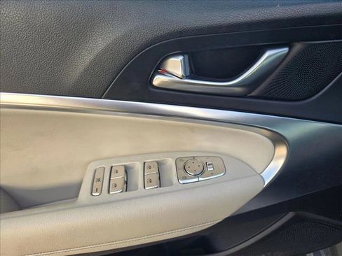 Used 2025 Genesis G70 2.5T image 12