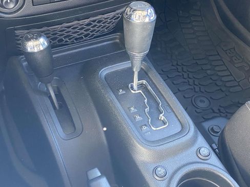 Used 2017 Jeep Wrangler Unlimited Rubicon w/ Connectivity Group AWD/4WD image 28