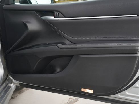 Used 2018 Toyota Camry XSE image 9