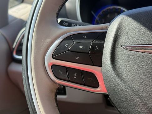 Used 2018 Chrysler Pacifica Limited FWD image 29