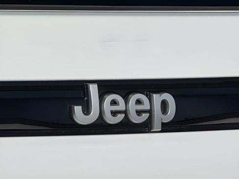 Used 2025 Jeep Grand Cherokee Laredo w/ Trailer Tow Package RWD image 12