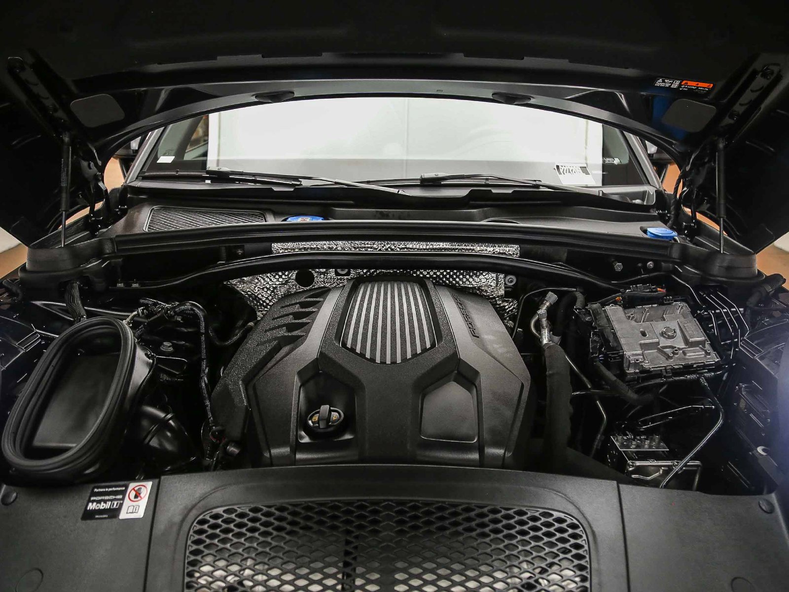 Certified 2026 Porsche Macan AWD/4WD image 31