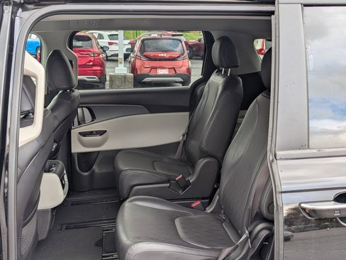 Used 2024 Kia Carnival LX image 14