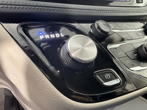 Used 2019 Chrysler Pacifica Limited image 24