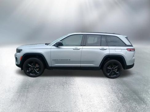Used 2023 Jeep Grand Cherokee Altitude AWD/4WD image 2