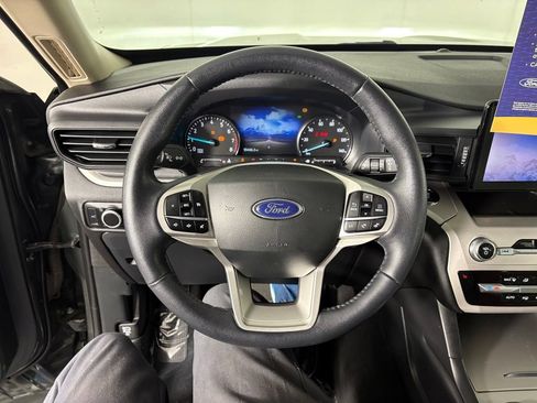 Used 2023 Ford Explorer XLT AWD/4WD image 16