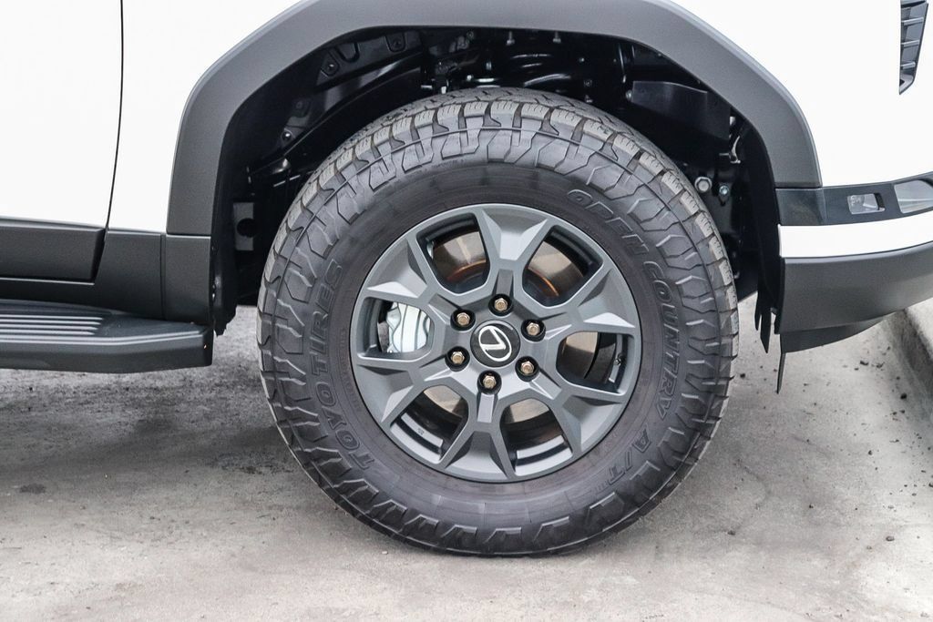 Used 2025 Lexus GX 550 AWD/4WD image 11