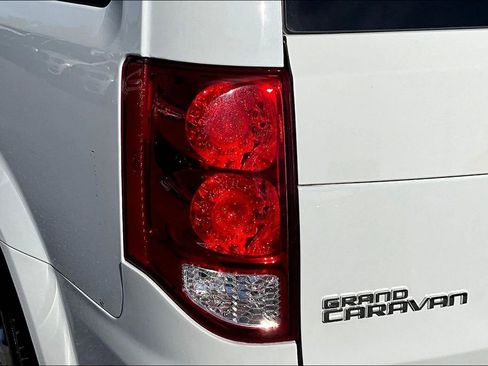 Used 2020 Dodge Grand Caravan SE FWD image 18