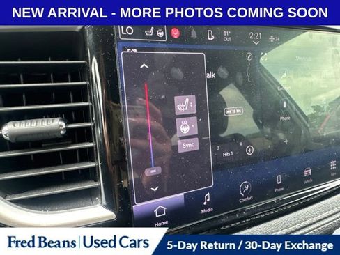 Used 2024 Chrysler Pacifica Touring FWD image 8