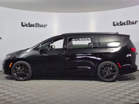 Used 2025 Chrysler Pacifica Limited image 4