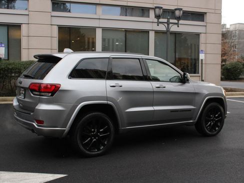 Used 2017 Jeep Grand Cherokee Altitude image 7