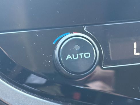 Used 2019 Toyota Camry SE w/ Convenience Package image 28