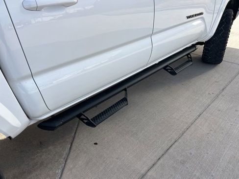 Used 2022 Toyota Tacoma TRD Sport image 3