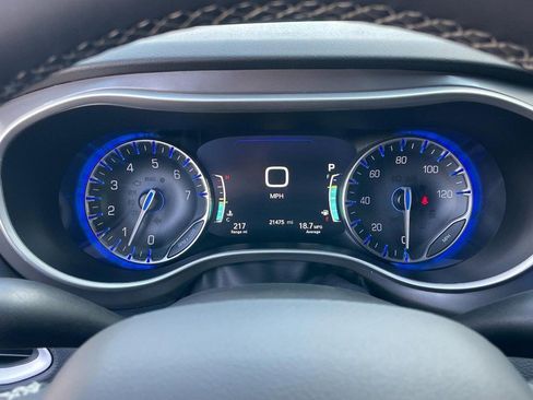 Used 2025 Chrysler Pacifica Select image 30