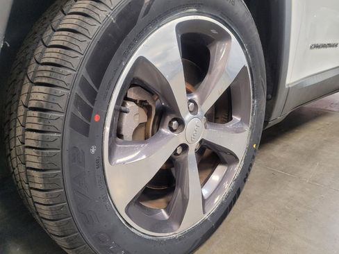 Used 2019 Jeep Cherokee Limited image 31