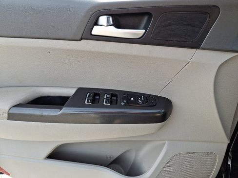 Used 2019 Kia Sportage LX image 12