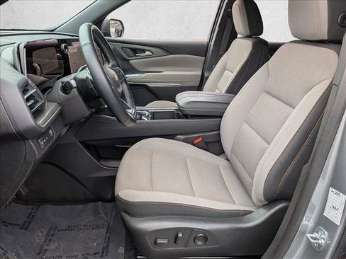 Used 2025 Chevrolet Traverse LT image 18