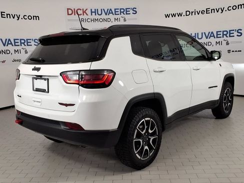 Used 2025 Jeep Compass Trailhawk w/ Trailhawk Elite Group AWD/4WD image 4