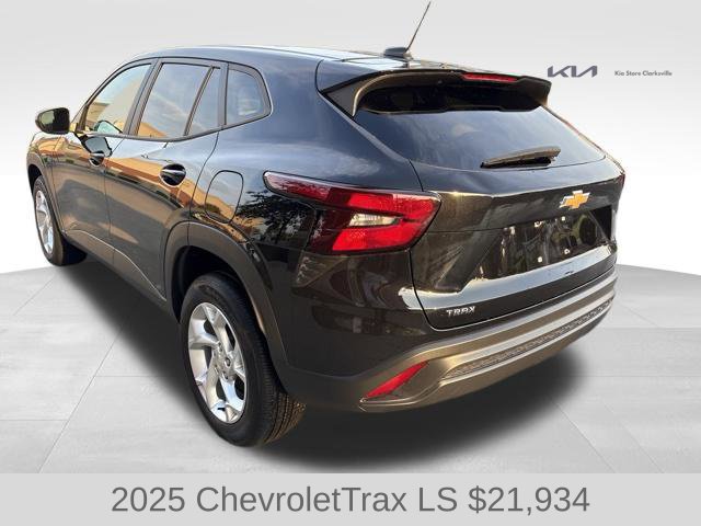 Used 2025 Chevrolet Trax LS w/ LS Convenience Package FWD image 6