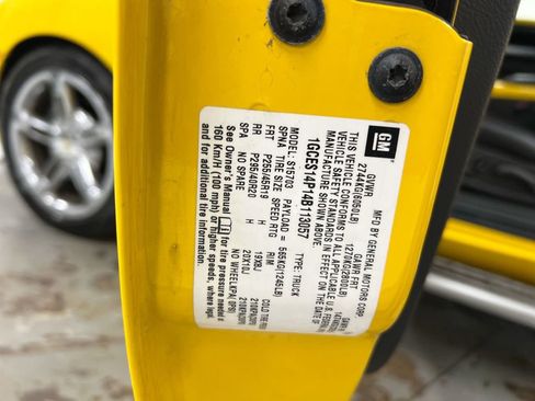 Used 2004 Chevrolet SSR w/ Preferred Equipment Group RWD image 24