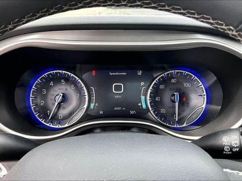 Used 2023 Chrysler Pacifica Touring-L FWD image 13