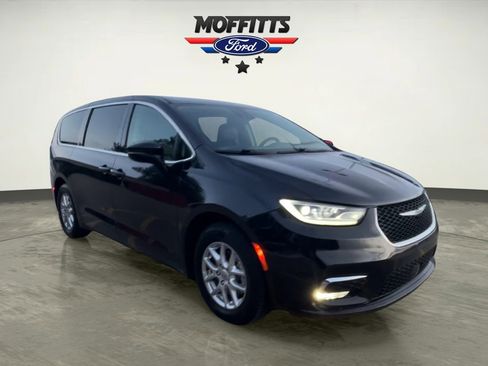 Used 2023 Chrysler Pacifica Touring-L image 7