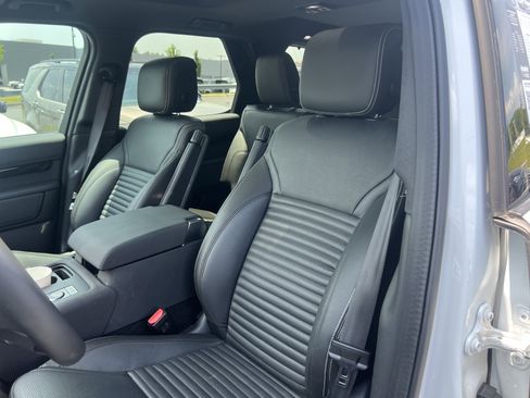 Certified 2025 Land Rover Discovery S AWD/4WD image 17
