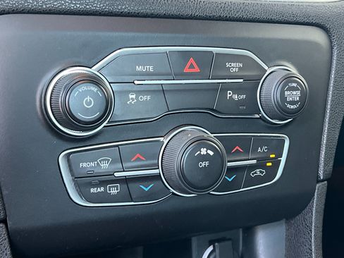 Used 2019 Dodge Charger SXT RWD image 19