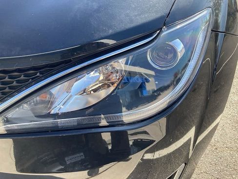 Used 2020 Chrysler Pacifica Touring-L FWD image 21