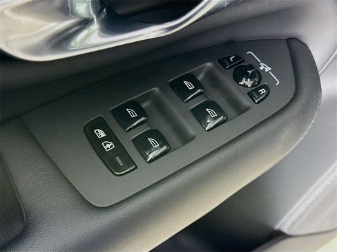 Certified 2025 Volvo XC90 B5 Core image 18