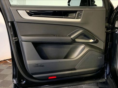 Used 2025 Porsche Cayenne image 25