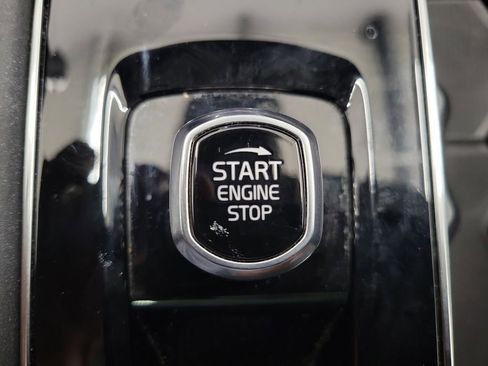 Used 2025 Volvo XC90 B5 Plus image 33