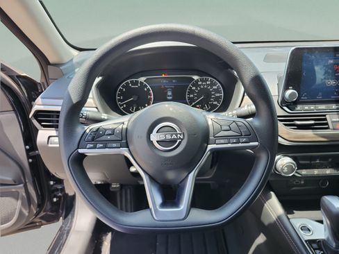 Used 2023 Nissan Altima 2.5 SV FWD image 9