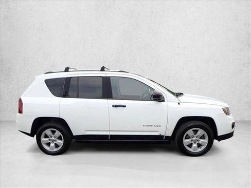 Used 2017 Jeep Compass Sport image 2