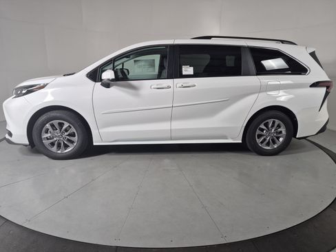 New 2026 Toyota Sienna LE FWD image 2