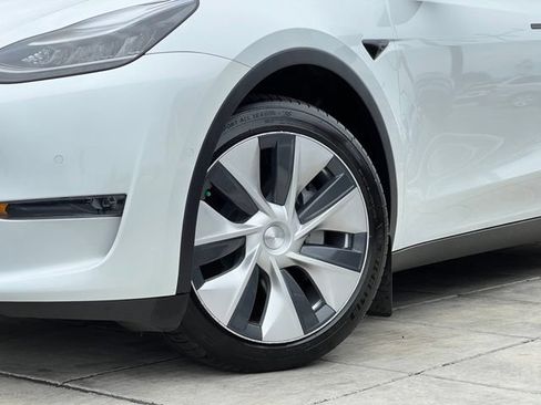 Used 2021 Tesla Model Y Long Range AWD/4WD image 2