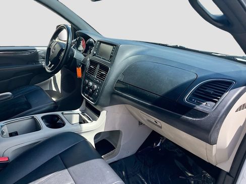 Used 2018 Dodge Grand Caravan SXT FWD image 29