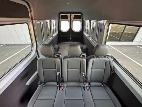 Used 2024 Mercedes-Benz Sprinter 2500 image 39