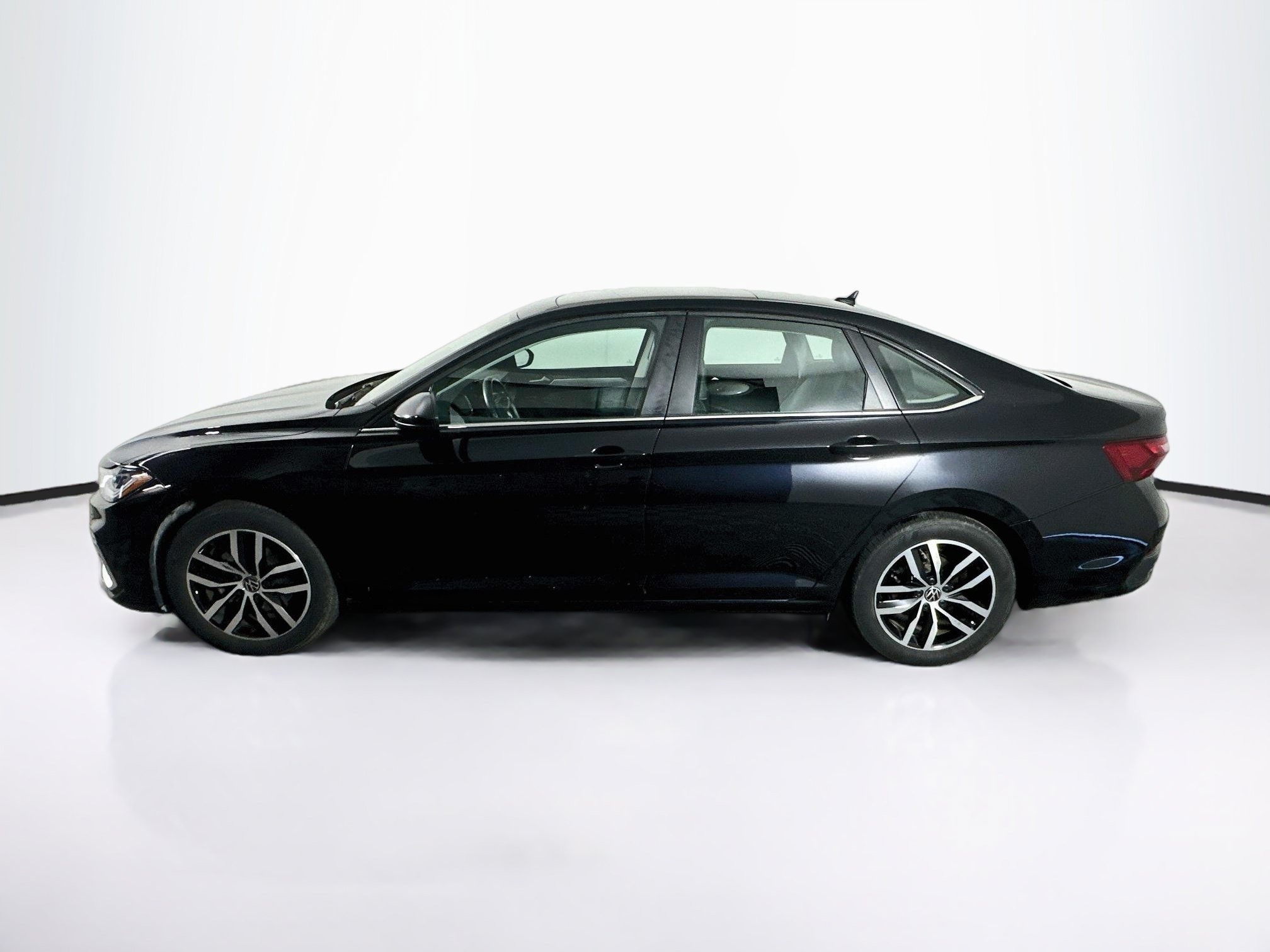 Used 2025 Volkswagen Jetta SE FWD image 4