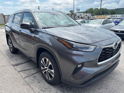Used 2023 Toyota Highlander XLE AWD/4WD image 5