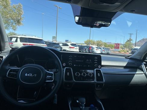 Used 2022 Kia Sorento LX AWD/4WD image 9